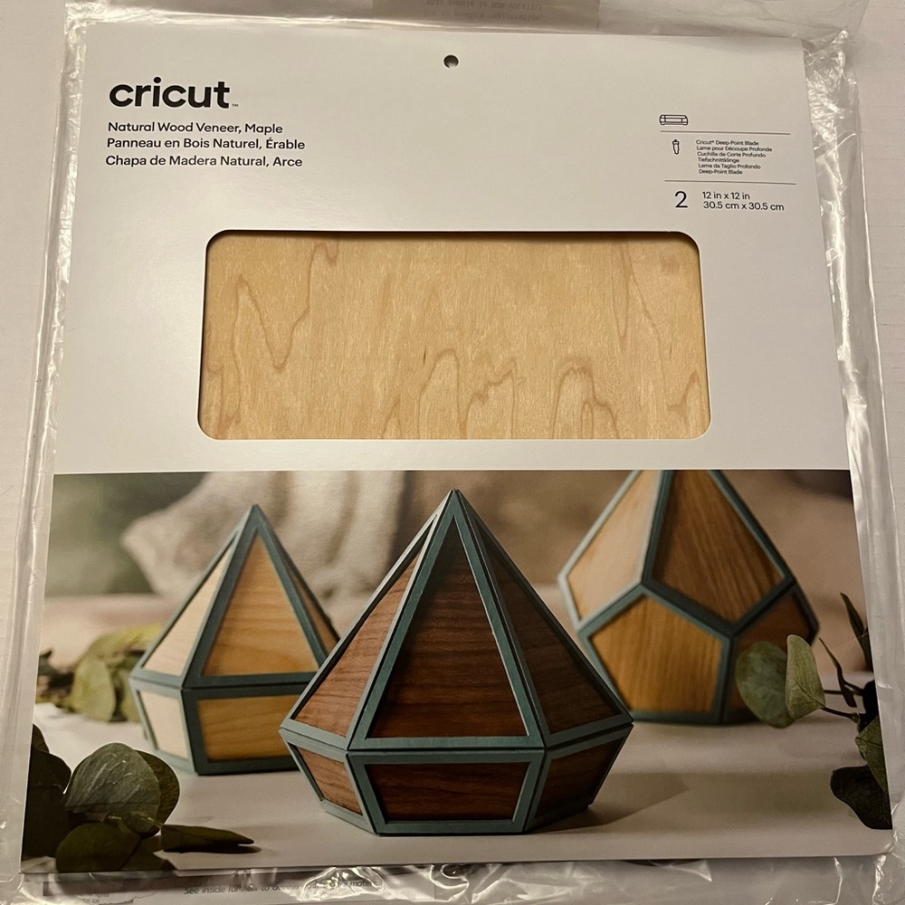 Cricut Natural Wood Veneer Bundle in Maple & Walnut